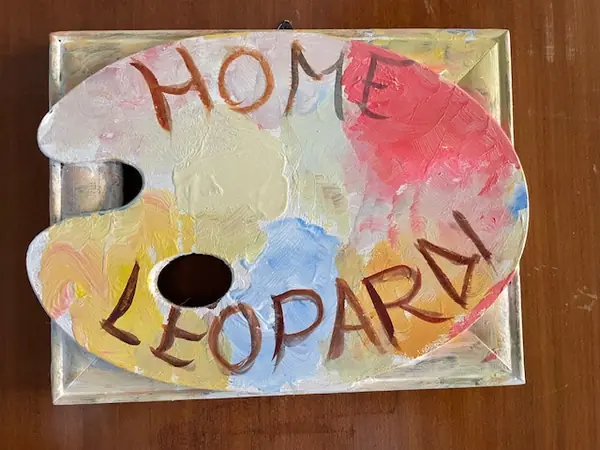 Insegna dipinta a mano a forma di tavolozza con la scritta Home Leopardi
